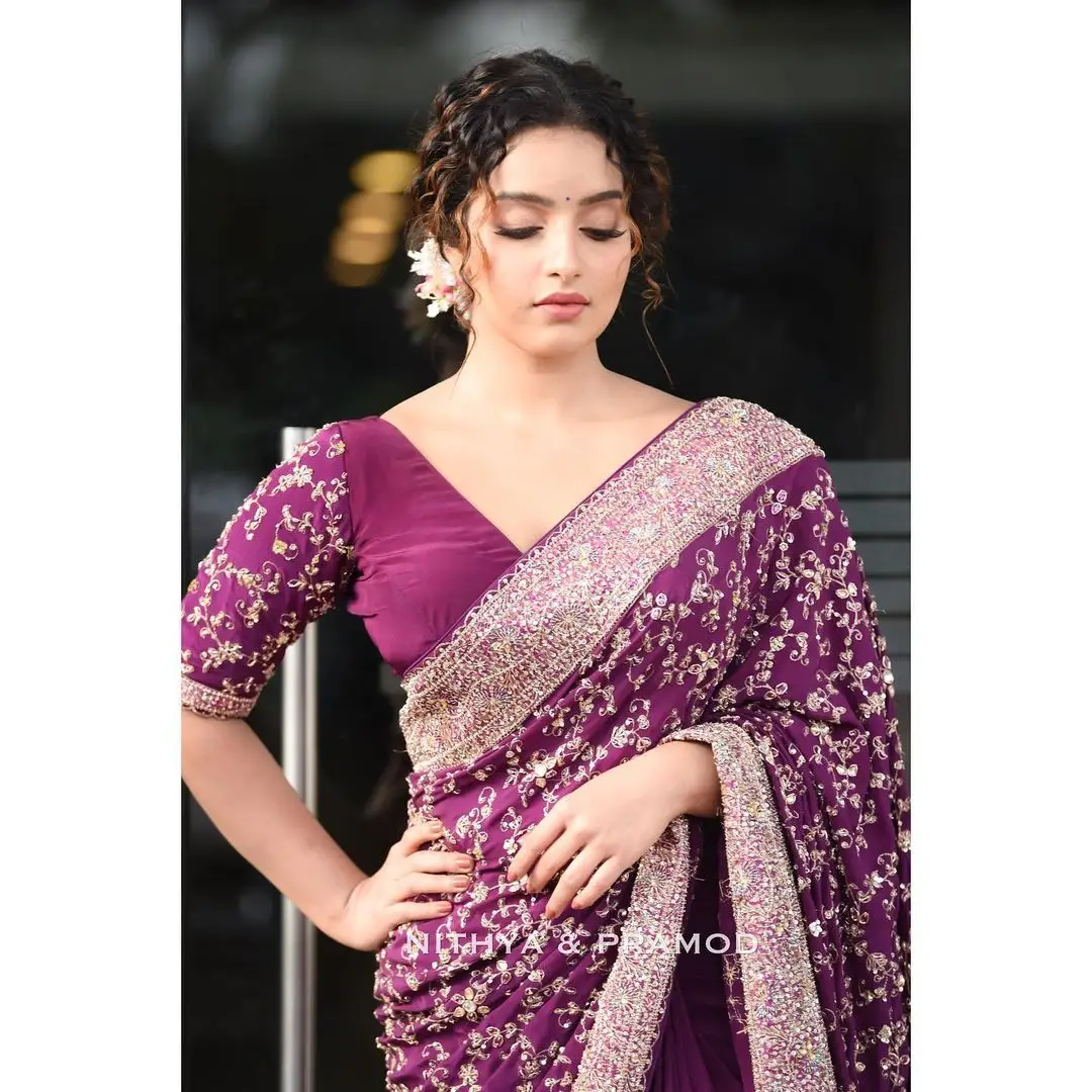 malayalam actress malavika menon in violet saree blouse